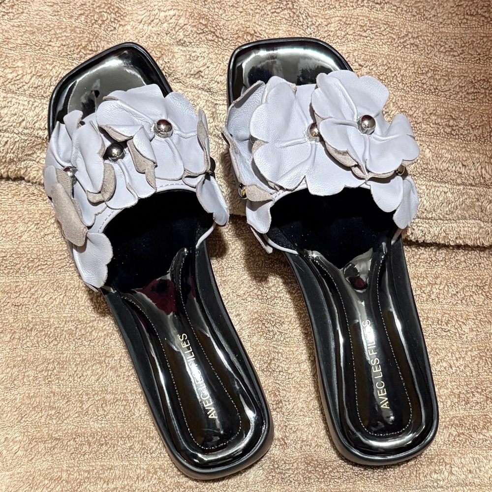 Avec Les Filles Black and Gray Floral Sandals